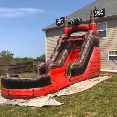 Vermaakwaterparkapparatuur Piratenwaterglijbaan opblaasbaar met zwembad PVC commercieel