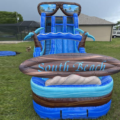 Maak je klaar voor een 40ft opblaasbare waterslider met zwembad en een gigantisch surfbord.