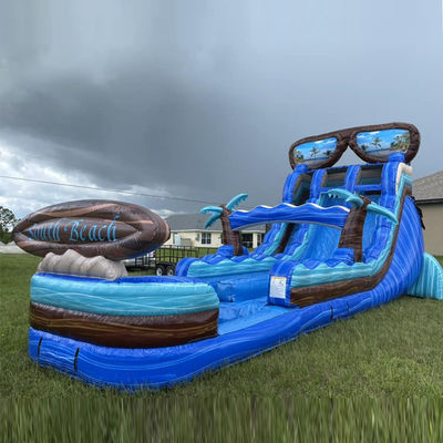 Maak je klaar voor een 40ft opblaasbare waterslider met zwembad en een gigantisch surfbord.