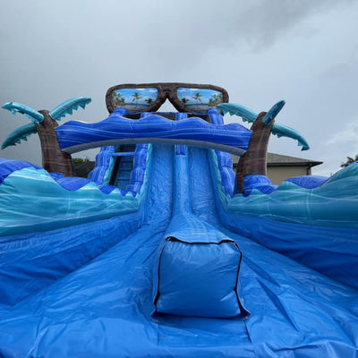 Maak je klaar voor een 40ft opblaasbare waterslider met zwembad en een gigantisch surfbord.
