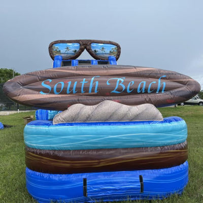 Maak je klaar voor een 40ft opblaasbare waterslider met zwembad en een gigantisch surfbord.