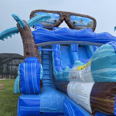 Maak je klaar voor een 40ft opblaasbare waterslider met zwembad en een gigantisch surfbord.