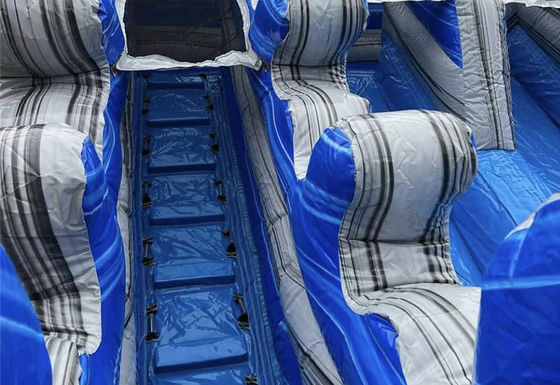 Opgestapelde grootte opblaasbare waterglijbaan met grote haaien glijbaan en zwembad