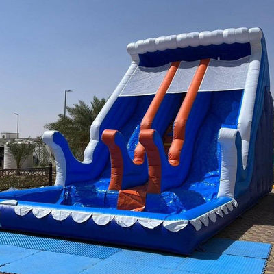 Persoonlijke kleuropblaasbare waterparkapparatuur met groot zwembad en twee brede glijbanen