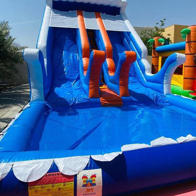 Persoonlijke kleuropblaasbare waterparkapparatuur met groot zwembad en twee brede glijbanen