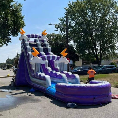 Kinderspelletjes Zomeropblaasbaar waterpark met zwembad en paarse waterslide
