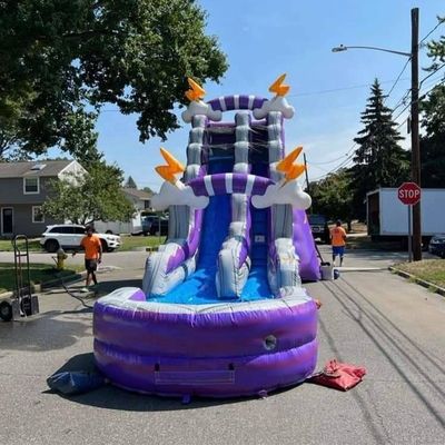 Kinderspelletjes Zomeropblaasbaar waterpark met zwembad en paarse waterslide