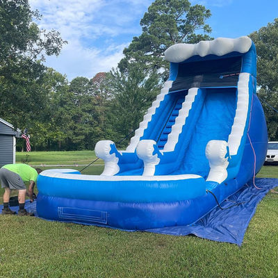 Gepersonaliseerd logo Zomer opblaasbaar waterpark met blauwe golven waterslide