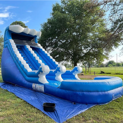 Gepersonaliseerd logo Zomer opblaasbaar waterpark met blauwe golven waterslide