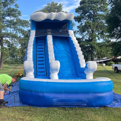 Gepersonaliseerd logo Zomer opblaasbaar waterpark met blauwe golven waterslide