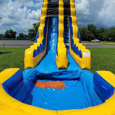 Grote commerciële opblaasbare waterslide met zwembad in geel gestreepte ontwerp