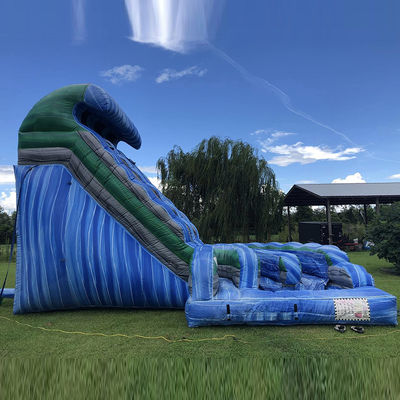 Buitenwaterpark Groot golfvormig opblaasbaar droog glijbaan met dubbele glijbanen in blauw PVC