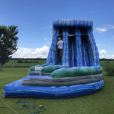 Buitenwaterpark Groot golfvormig opblaasbaar droog glijbaan met dubbele glijbanen in blauw PVC