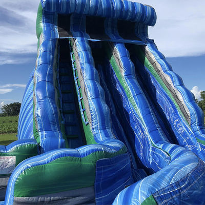Buitenwaterpark Groot golfvormig opblaasbaar droog glijbaan met dubbele glijbanen in blauw PVC