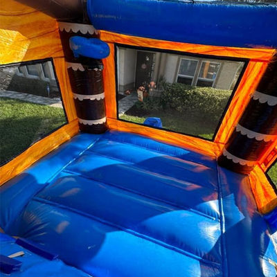 Kinderen speeltuin opblaasbaar springhuis met glijbaan en palmboom