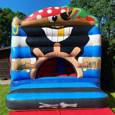 Gepersonaliseerde Q-versie Pirate Captain Bounce House Castle voor unisex binnen- en buitenplezier