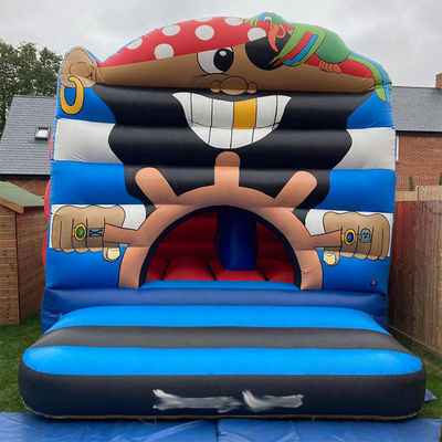 Gepersonaliseerde Q-versie Pirate Captain Bounce House Castle voor unisex binnen- en buitenplezier