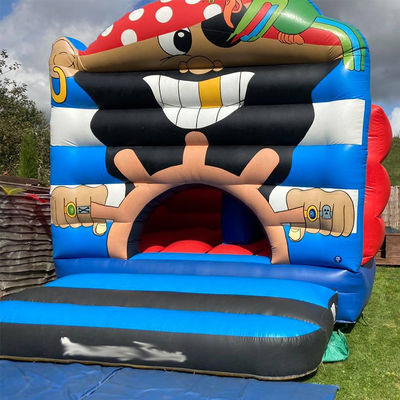 Gepersonaliseerde Q-versie Pirate Captain Bounce House Castle voor unisex binnen- en buitenplezier