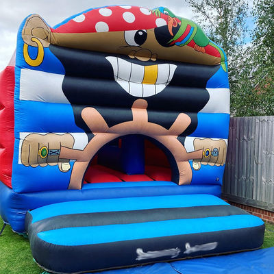 Gepersonaliseerde Q-versie Pirate Captain Bounce House Castle voor unisex binnen- en buitenplezier