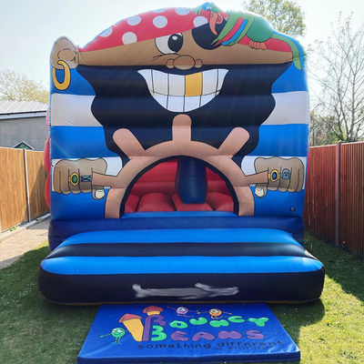 Gepersonaliseerde Q-versie Pirate Captain Bounce House Castle voor unisex binnen- en buitenplezier