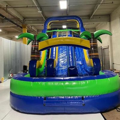 Bedrijfsopblaasbaar speelgoed PVC Palm Tree Trunk Waterglijbaan voor commerciële evenementen