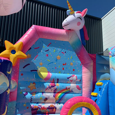 Commerciële PVC Kids Trampoline Games Regenboog Eenhoorn Opblaasbare Leuke Stad Met Glijbaan