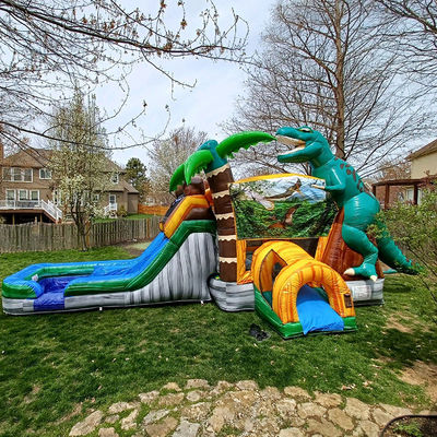 Ervaar de opwinding van het tijdperk van de dinosaurus met ons opblaasbare springhuis en glijbaan