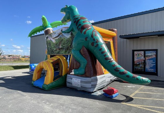 Ervaar de opwinding van het tijdperk van de dinosaurus met ons opblaasbare springhuis en glijbaan