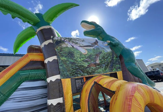 Ervaar de opwinding van het tijdperk van de dinosaurus met ons opblaasbare springhuis en glijbaan