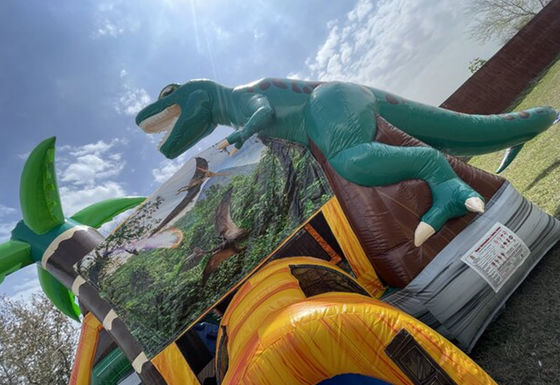 Ervaar de opwinding van het tijdperk van de dinosaurus met ons opblaasbare springhuis en glijbaan