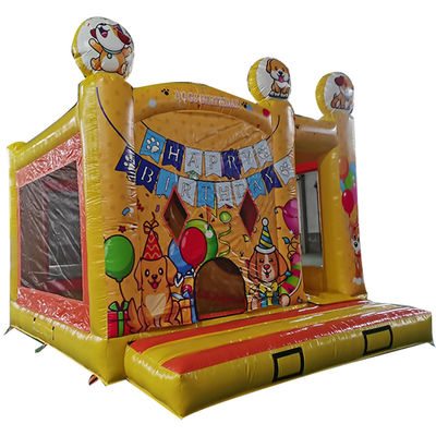 Verbeter je kinderbed met een verjaardagsfeestje met een opblaasbaar kasteelhuis met een schattig puppy thema
