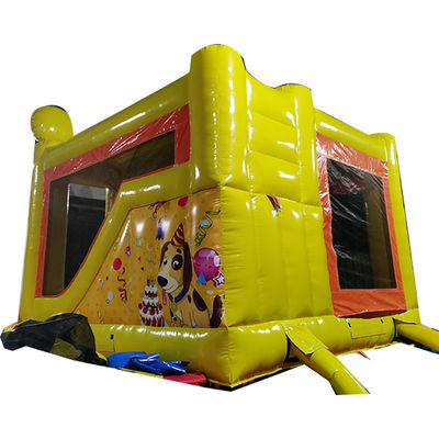 Verbeter je kinderbed met een verjaardagsfeestje met een opblaasbaar kasteelhuis met een schattig puppy thema
