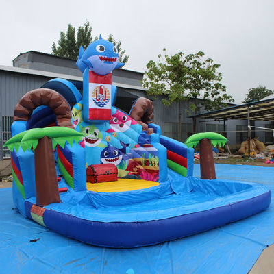 Gepersonaliseerde kleur Populaire kleine haai opblaasbare waterslide met zwembad