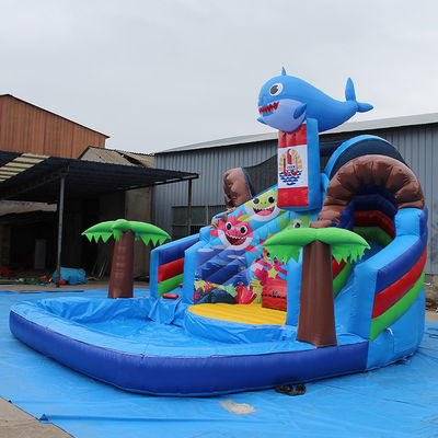 Gepersonaliseerde kleur Populaire kleine haai opblaasbare waterslide met zwembad
