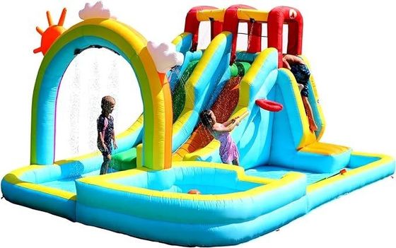 Regenboog water gordijn en rotsklimmen opblaasbaar water dubbele glijbanen park spel voor kinderen
