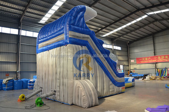 Laat je innerlijke haai los Commerciële blauwe waterslide met opblaasbare haai en zwembad