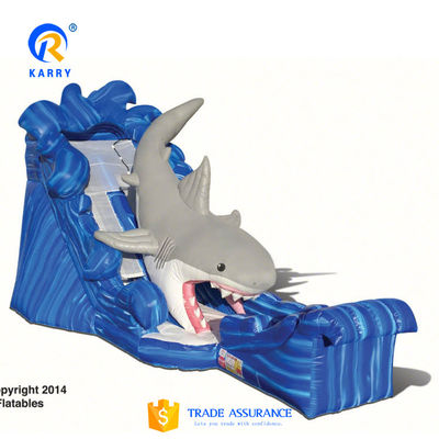 Populaire opblaasbare waterparkapparatuur Grote blauwe 3D haaienwaterglijbanen met zwembad