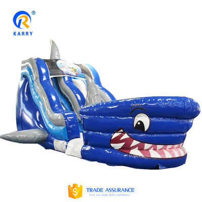Populaire opblaasbare waterparkapparatuur Grote blauwe 3D haaienwaterglijbanen met zwembad