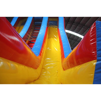 Maximale capaciteit 100-500 kg Commerciële opblaasbare waterslide met zwembad en dubbele baan