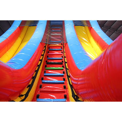 Maximale capaciteit 100-500 kg Commerciële opblaasbare waterslide met zwembad en dubbele baan