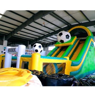 Voetbalglijbaan Commerciële opblaasbare natte droge glijbaan voor buiten- of binnenspel van kinderen