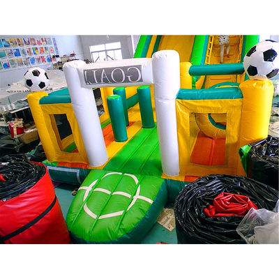 Voetbalglijbaan Commerciële opblaasbare natte droge glijbaan voor buiten- of binnenspel van kinderen