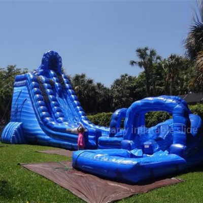 De opwinding van je leven met onze 32ft hoge cyclone opblaasbare zwembad glijbaan