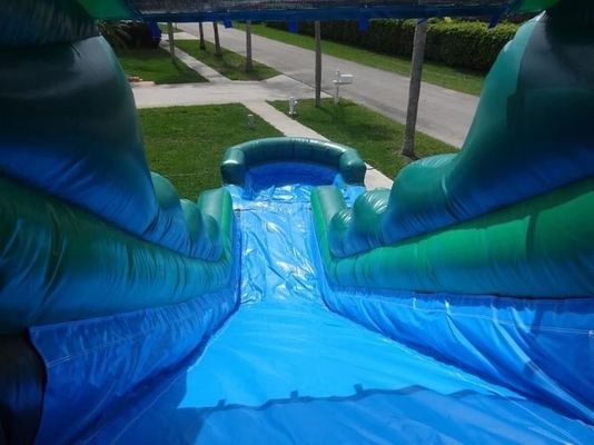 De opwinding van je leven met onze 32ft hoge cyclone opblaasbare zwembad glijbaan