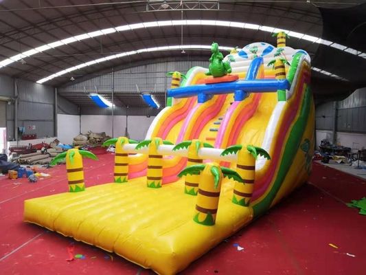 Commercieel pretpark waterglijbaan ontwerp regenwoud opblaasbaar met springhuis