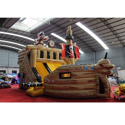 Grote opblaasbare piraten-slide met een waterglijbaan