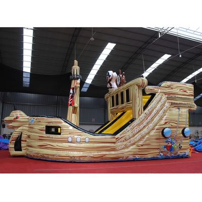 Grote opblaasbare piraten-slide met een waterglijbaan