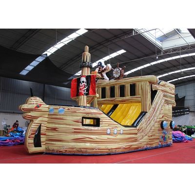 Grote opblaasbare piraten-slide met een waterglijbaan