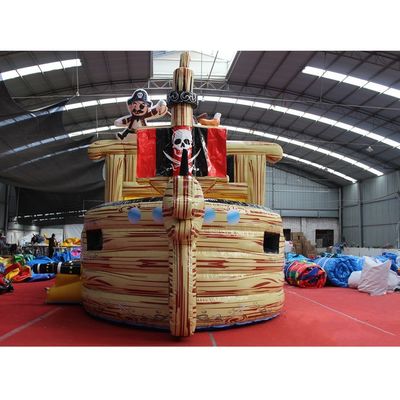 Grote opblaasbare piraten-slide met een waterglijbaan