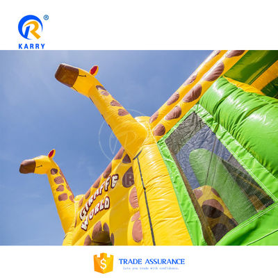 Drie giraffe glijbanen combinatie met obstakel air bounce huis commercieel opblaasbaar